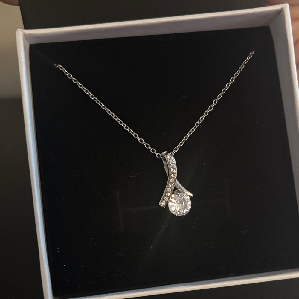 Elegant Silver Necklace with Crystal Pendant
